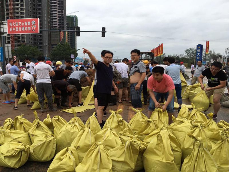 2016年7月20日，集團(tuán)公司組織員工參與“安陽7·19特大洪水”搶險(xiǎn)救災(zāi)工作。